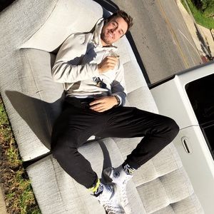 Meet your Posher, Warner